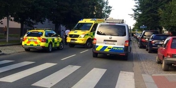 Sedmnáctiletý mladík na skútru srazil ženu na přechodu
