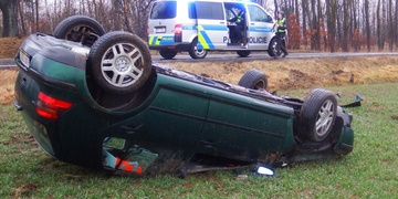 Další dvě převrácená auta, celkem tři během hodiny