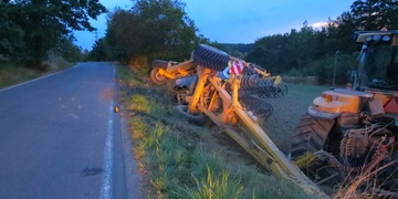 Připojený stroj se převrátil do pole