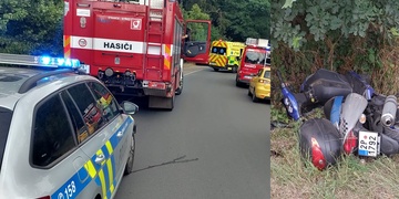 Motocyklistu ze silnice vytlačila modrá Škoda Octavia, která následně z místa ujela