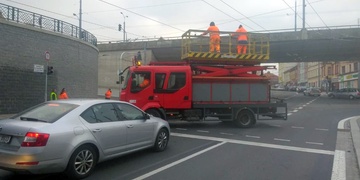 Elektrický výboj málem zasáhl procházející chodce