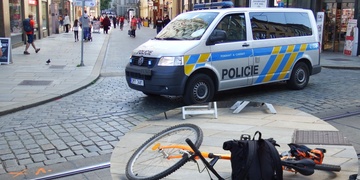 Starý muž vstoupil přímo před jedoucího cyklistu