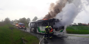 Požár autobusu, který přepravoval děti do divadla