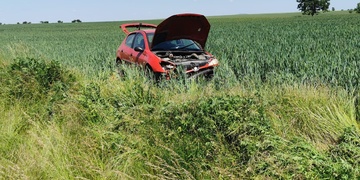 Auto řízené těhotnou dívkou vyletělo ze silnice a převrátilo se
