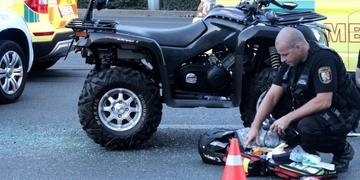 Zfetovaný ujížděl před policií na čtyřkolce, naboural služební vůz a pak ještě chtěl utéct