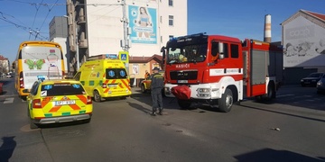 Při střetu vozu s autobusem byl zraněn člověk