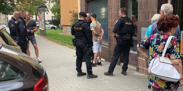 Na poštu pro dávky a z pošty v poutech do věznice