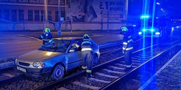 Nikdy nekončící příběh aut v kolejišti, tentokrát na křižovatce "U III. brány"