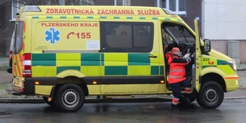 Mladý řidič srazil na přechodu ženu