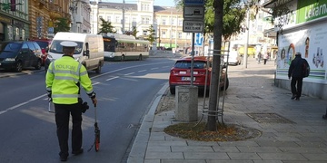 Střet auta s chodkyní na Americké třídě