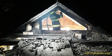 Domu shořela půda i střecha, škoda je dva miliony