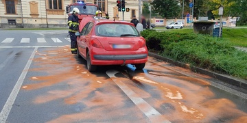 Osobní vůz začal na semaforu hořet