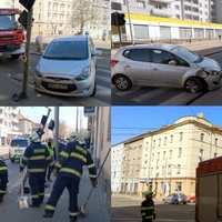 Mladý řidič nezvládl řízení, vjel na chodník a narazil do semaforu