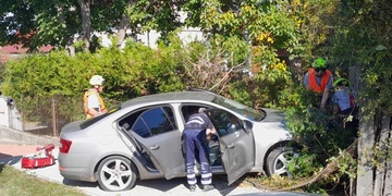 Auto projelo plotem domu