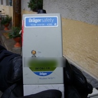 Dva opilí muži a dvě ženy pod vlivem drog