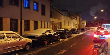 Opilá zlodějka poškodila auto
