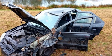Vůz se ženou a malým dítětem se po střetu s náklaďákem převrátil