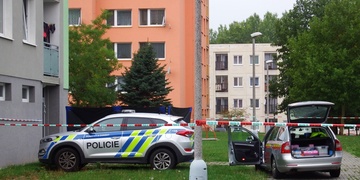 Nález mrtvého muže u zadního vchodu domu