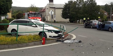 Auto skončilo v záhonech a řidič v nemocnici