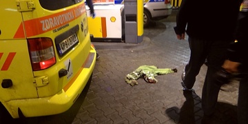 Bezdomovec pobodal svou přítelkyni - do hodiny ho policisté vypátrali a zadrželi.