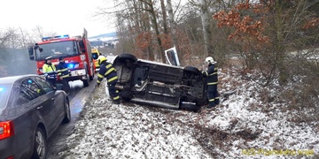 Další auto převrácené v příkopu