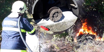 Utržená pneumatika zapálila les