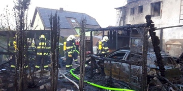 Rozsáhlý požár zasáhl dům, přístřešek i auta