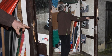 Pachatel pomocí auta a řetězu vyrval dveře