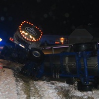 Řidič s cisternou skončil v příkopu