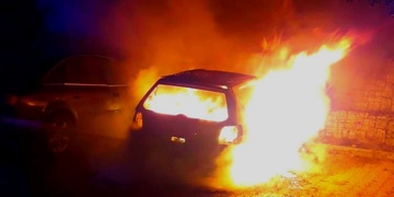 Auto na Vinicích někdo zapálil úmyslně