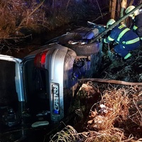 Auto sjelo do potoka, tři mladí lidé zemřeli