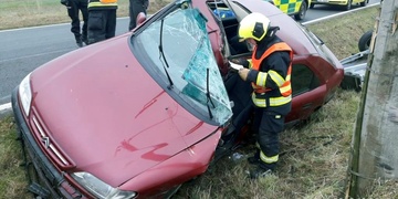 Dvě auta skončila na střeše, jednoho muže museli vystříhat hasiči