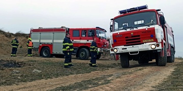 Hasiči opět bojují s požárem trávy