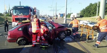 Řidička pod Rondelem narazila do sloupu