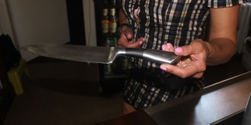 Barmanka si prožila pod hrozbou nože doslova peklo