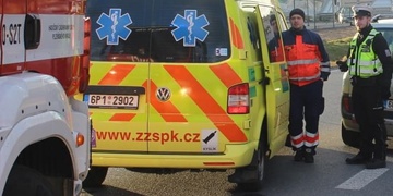 Nákladní vůz na přechodu pro chodce srazil dvě školačky