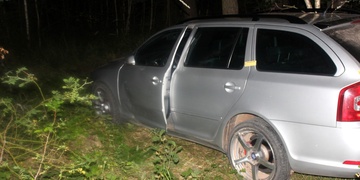 Ujížděl policii a havaroval v lese u Nýřan