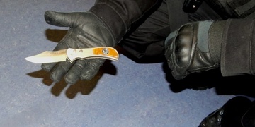 Silně opilá, těhotná dívka, si pořezala zápěstí i břicho