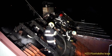 Noční požár zcela zničil střechu domu