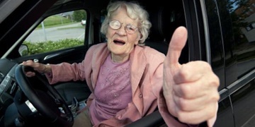 Osmdesátiletá silniční pirátka