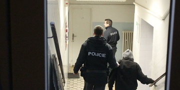 Další opilec demoloval auta, skončil na záchytce