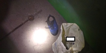 Jedna bota, křížek nebo svěcená voda