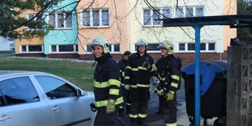 Hasiči ve Skvrňanech zlikvidovali požár kontejneru
