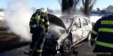 Střet auta s autobusem i hořící vůz