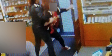 Na Americké třídě napadli a k zemi srazili prodavačku - pomozte!