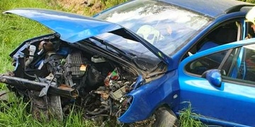 Kvůli prasklé pneumatice došlo k havárii auta