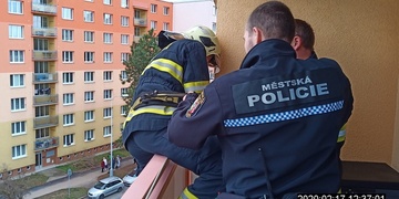 Dvouleté dítě si zavřelo maminku