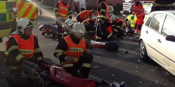 Další velmi vážná nehoda v Plzni - střet osobního vozu s motorkou