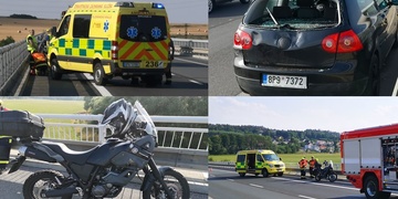 Motorkář skončil v zadním okně auta