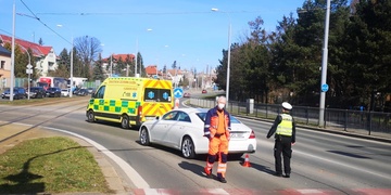 Řidič přehlédl sanitku se zapnutou sirénou i majákem